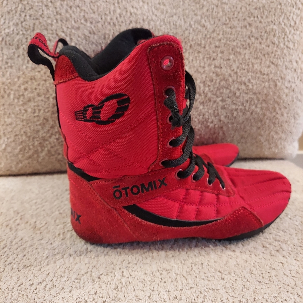 Otomix wrestling/workout shoes size 7 red